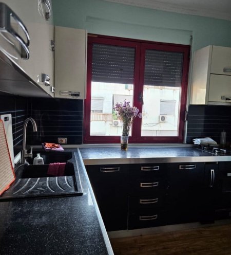 Tirane, jepet me qera apartament 1+1+Ballkon Kati 6, 70 m² 400 € (misto mame)