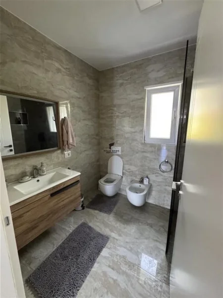 Tirane, jepet me qera Vile 2 Katshe Kati 2, 400 m² 2.000 € (QTU)