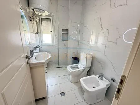 Tirane, shitet apartament 1+1+Ballkon Kati 5, 53 m² 85.000 € (Kinostudio, Rruga Myslym Keta)