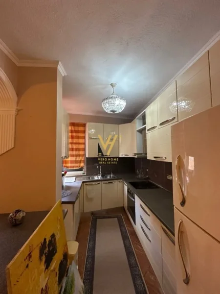 Tirane, jepet me qera apartament 2+1+Ballkon Kati 4, 160 m² 800 € (NE QENDER)