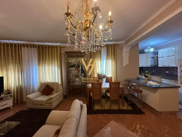 Tirane, jepet me qera apartament 2+1+Ballkon Kati 4, 160 m² 800 € (NE QENDER)