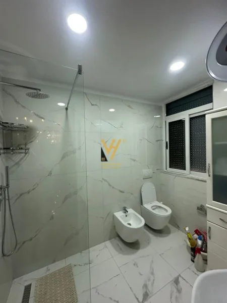 Tirane, jepet me qera apartament 2+1+Ballkon Kati 4, 160 m² 800 € (NE QENDER)