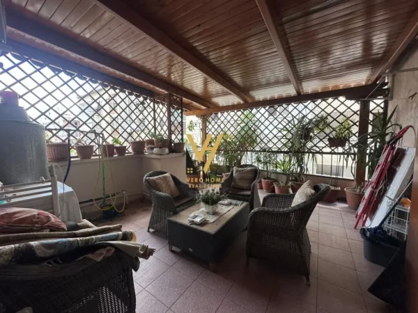 Tirane, jepet me qera apartament 2+1+Ballkon Kati 4, 160 m² 800 € (NE QENDER)