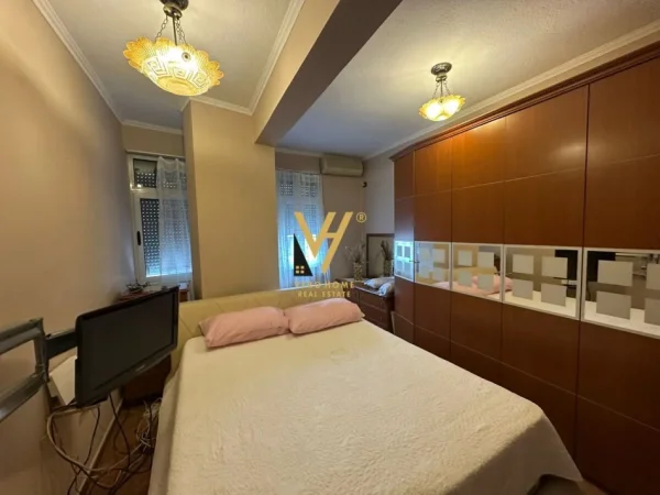 Tirane, jepet me qera apartament 2+1+Ballkon Kati 4, 160 m² 800 € (NE QENDER)