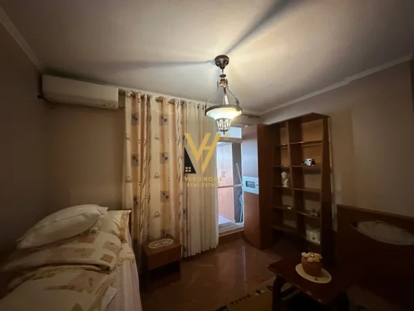 Tirane, jepet me qera apartament 2+1+Ballkon Kati 4, 160 m² 800 € (NE QENDER)