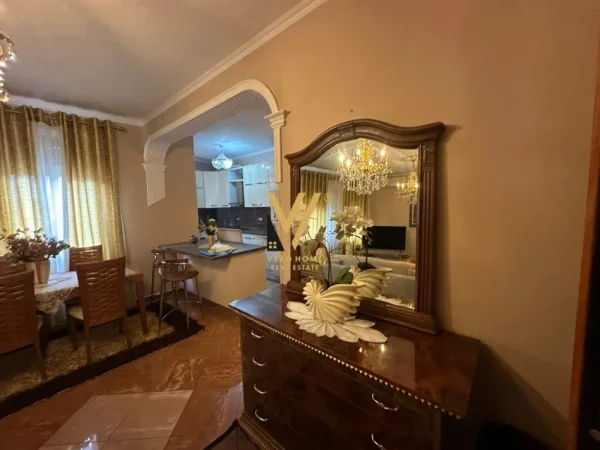 Tirane, jepet me qera apartament 2+1+Ballkon Kati 4, 160 m² 800 € (NE QENDER)
