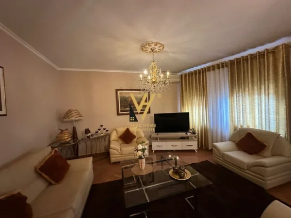 Tirane, jepet me qera apartament 2+1+Ballkon Kati 4, 160 m² 800 € (NE QENDER)