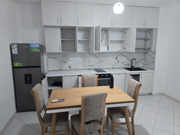Tirane, jepet me qera apartament 1+1+Ballkon Kati 7, 65 m² 450 € (Yzberisht, prane E 88)