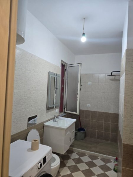 Tirane, jepet me qera apartament 1+1+Ballkon Kati 7, 65 m² 450 € (Yzberisht, prane E 88)