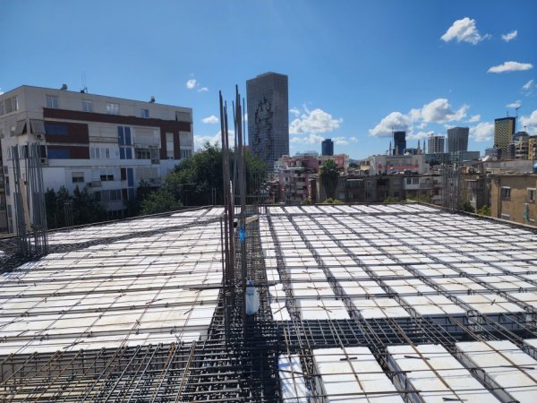 Tirane, Liste me oferta apartament 2+1+Ballkon Kati 1, 