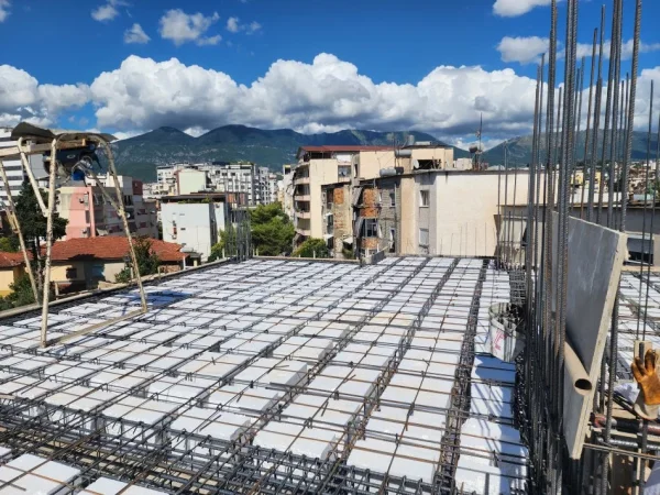 Tirane, Liste me oferta apartament 2+1+Ballkon Kati 1, 