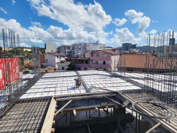 Tirane, Liste me oferta apartament 2+1+Ballkon Kati 1, 