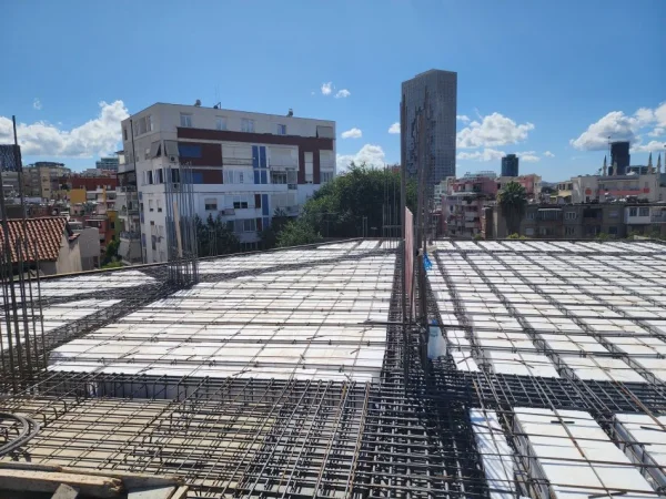 Tirane, Liste me oferta apartament 2+1+Ballkon Kati 1, 