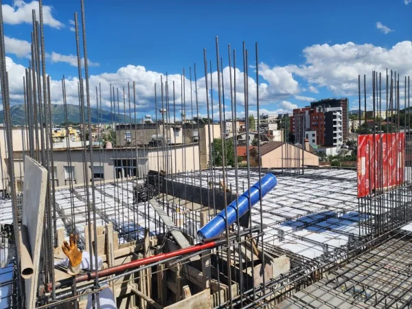 Tirane, Liste me oferta apartament 2+1+Ballkon Kati 1, 