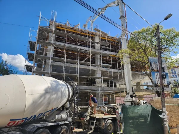 Tirane, Liste me oferta apartament 2+1+Ballkon Kati 1, 