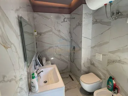 Tirane, shitet apartament 1+1+Ballkon Kati 5, 77 m² 140.000 € (Unaza e re, Green City)