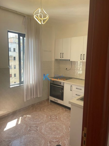 Tirane, jap me qera apartament 1+1+Ballkon Kati 7, 60 m² 350 € (Pallati me Shigjeta)