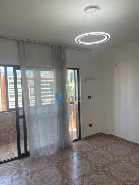 Tirane, jap me qera apartament 1+1+Ballkon Kati 7, 60 m² 350 € (Pallati me Shigjeta)