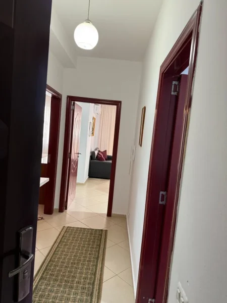 Tirane, jepet me qera apartament 1+1+Ballkon Kati 2, 430 € (Astir prane Artistit)