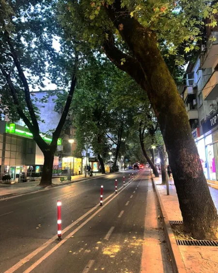 Tirane, shes dyqan Kati 0, 90 m² 650.000 € 