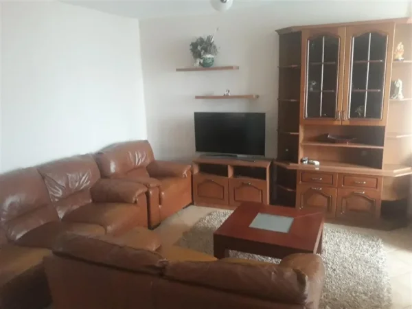 Tirane, jepet me qera apartament 2+1 Kati 5, 85 m² 500 € (BRRYL)