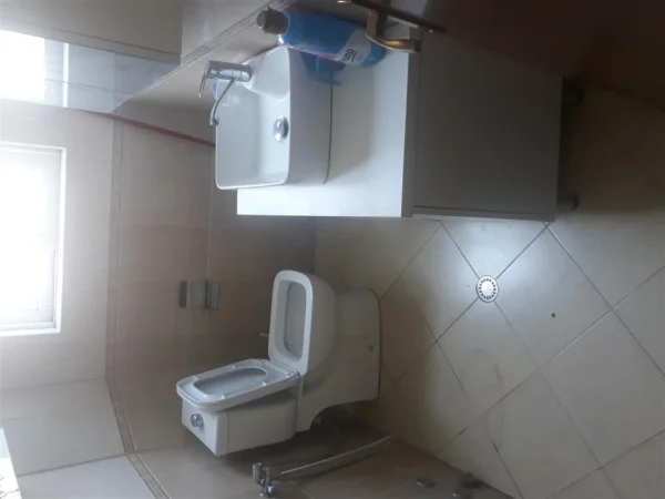 Tirane, jepet me qera apartament 2+1 Kati 5, 85 m² 500 € (BRRYL)