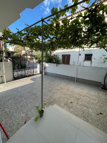 Tirane, jepet me qera shtepi 1+1+parkim Kati 1, 70 m² 500 € (Rruga Jordan Misja)
