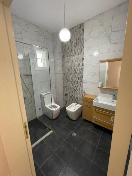 Tirane, jepet me qera shtepi 1+1+parkim Kati 1, 70 m² 500 € (Rruga Jordan Misja)