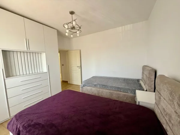 Tirane, jepet me qera apartament 2+1+Aneks+Ballkon Kati 4, 95 m² 900 € 
