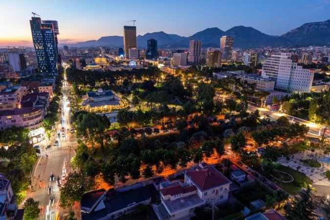 Tirane, jepet me qera ambjent biznesi Kati 0, 70 m² 400 € (Rruga e Barrikadave)