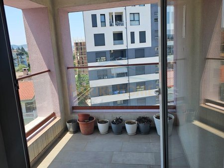 Tirane, jepet me qera apartament 2+1+Post Parkimi+Ballkon Kati 6, 98 m² 500 € (Ali Demi, Kompleksi Mangalem)