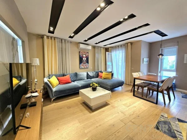 jepet me qera apartament Kati 6, 95 m² 800 €