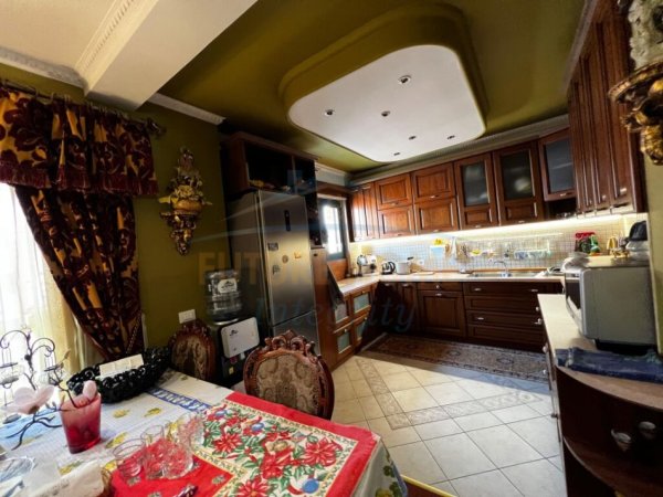 Tirane, shitet apartament 3+1 Kati 7, 182 m² 650.000 € (RRUGA E BARRIKADAVE)
