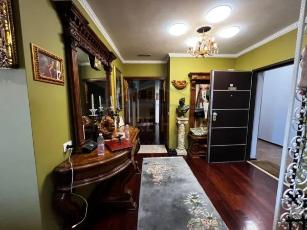 Tirane, shitet apartament 3+1 Kati 7, 182 m² 650.000 € (RRUGA E BARRIKADAVE)