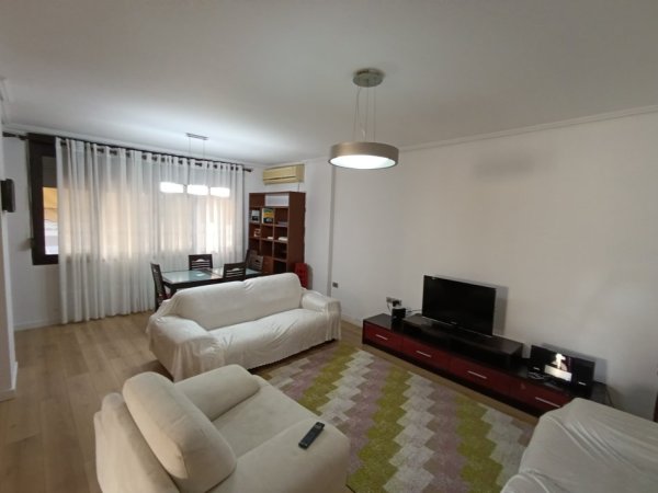 Tirane, jepet me qera apartament 2+1+Aneks+Ballkon Kati 2, 98 m² 650 € (Vasil Shanto pran komunes)