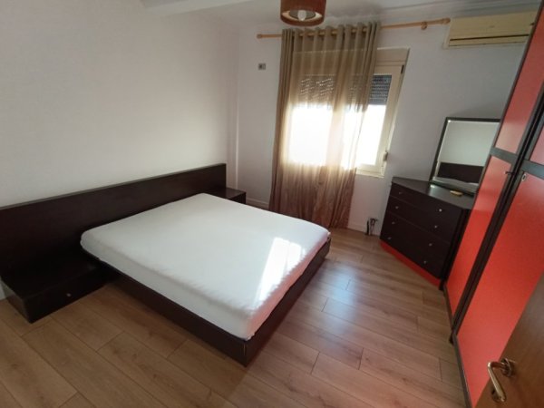 Tirane, jepet me qera apartament 2+1+Aneks+Ballkon Kati 2, 98 m² 650 € (Vasil Shanto pran komunes)