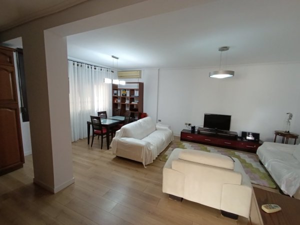 Tirane, jepet me qera apartament 2+1+Aneks+Ballkon Kati 2, 98 m² 650 € (Vasil Shanto pran komunes)