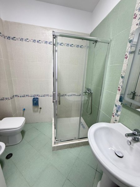 Tirane, jepet me qera apartament 1+1+Ballkon Kati 4, 67 m² 600 € (Liqeni i thate)