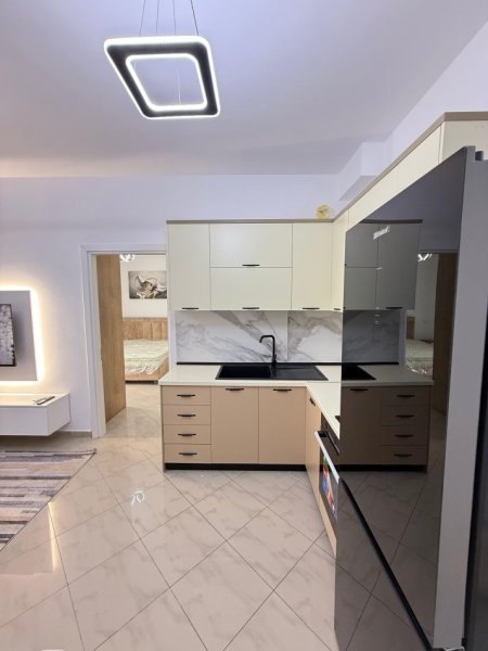 Tirane, jepet me qera apartament 1+1+Ballkon Kati 4, 67 m² 600 € (Liqeni i thate)