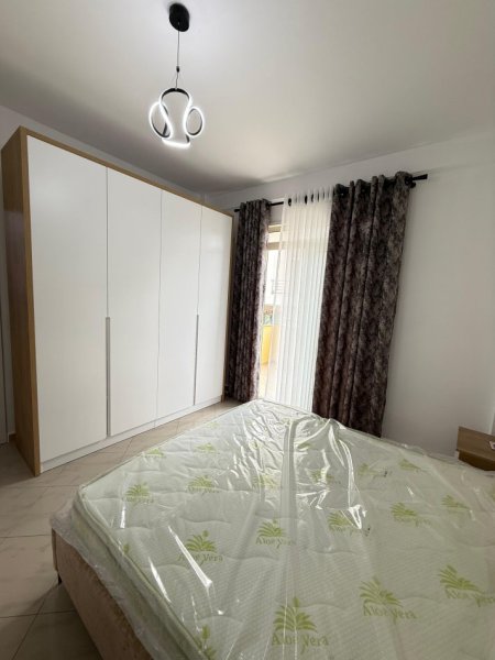 Tirane, jepet me qera apartament 1+1+Ballkon Kati 4, 67 m² 600 € (Liqeni i thate)