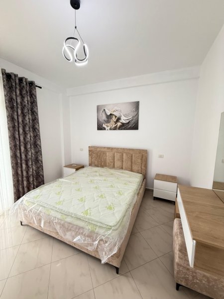 Tirane, jepet me qera apartament 1+1+Ballkon Kati 4, 67 m² 600 € (Liqeni i thate)