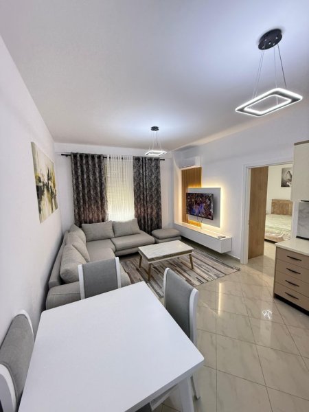 Tirane, jepet me qera apartament 1+1+Ballkon Kati 4, 67 m² 600 € (Liqeni i thate)