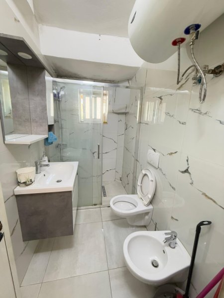 Tirane, jepet me qera apartament 2+1+Ballkon Kati 1, 90 m² 600 € (Ish Blloku, Rruga Perlat Rrexhepi)
