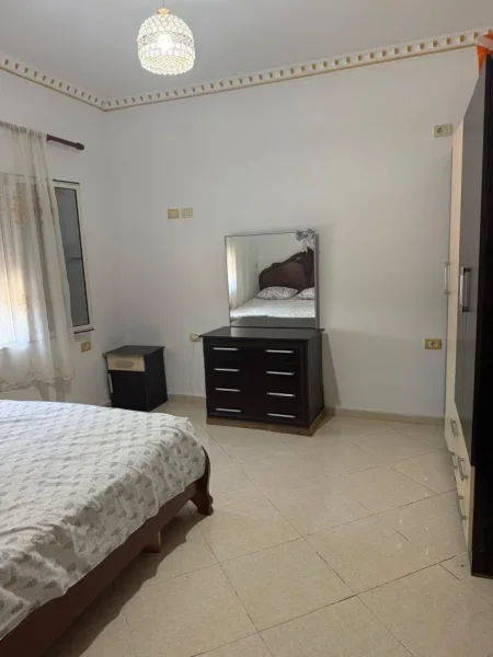 Tirane, jepet me qera Vile 2+1+Aneks+Ballkon Kati 0, 150 m² 350 € (Rruga isuf uka)