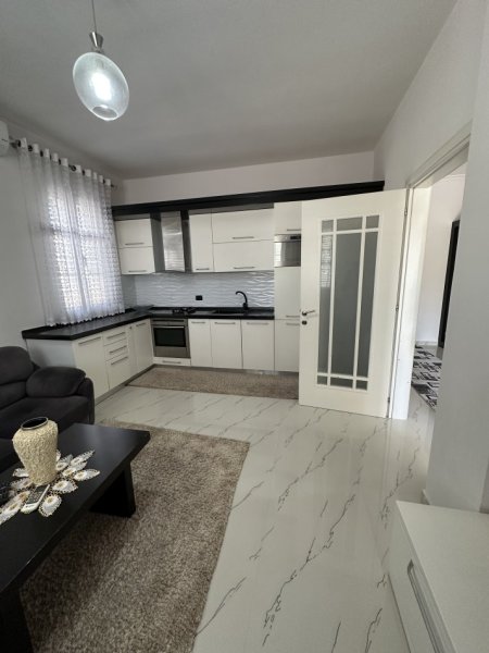 Tirane, jepet me qera Vile 3+1+Ballkon Kati 2, 174 m² 720 € (Prane Bulevardit te Ri)