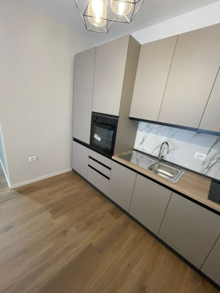 Tirane, jepet me qera apartament 2+1+Ballkon Kati 8, 100 m² 650 € (Don Bosko, Trio Tower)