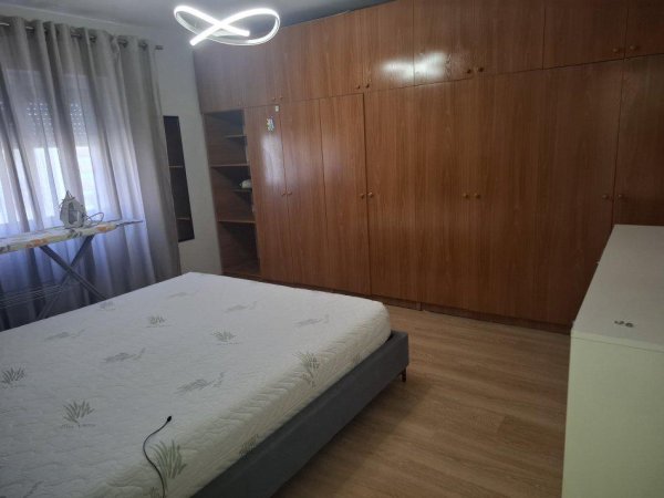Tirane, jepet me qera apartament 1+1+Ballkon Kati 4, 65 m² 550 € (Vasil Shanto)