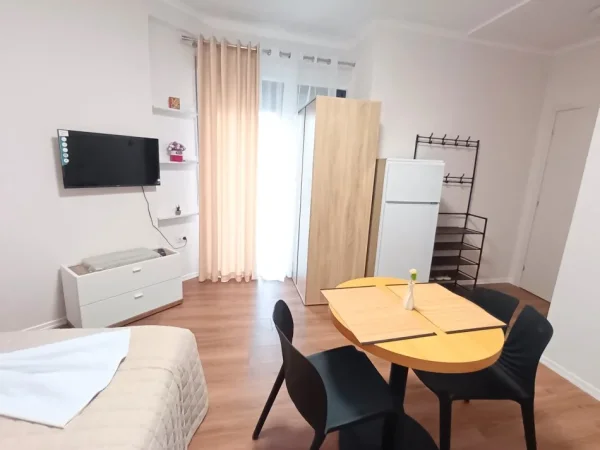 Garsoniere per qira te Rruga e Durrësit