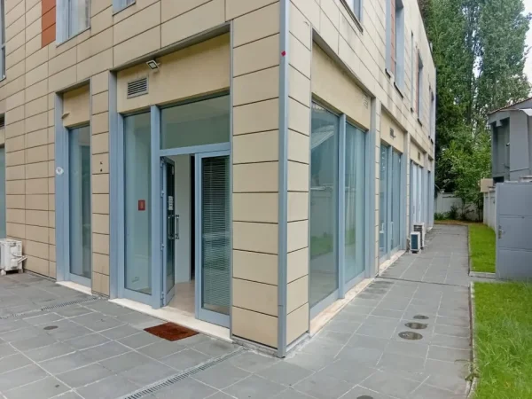 Tirane, jepet me qera ambjent biznesi Kati 0, 70 m² 800 € 