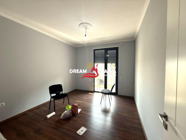 Tirane, jepet me qera apartament 3+1 Kati 6, 137 m² 700 € (te Residenca Erli)
